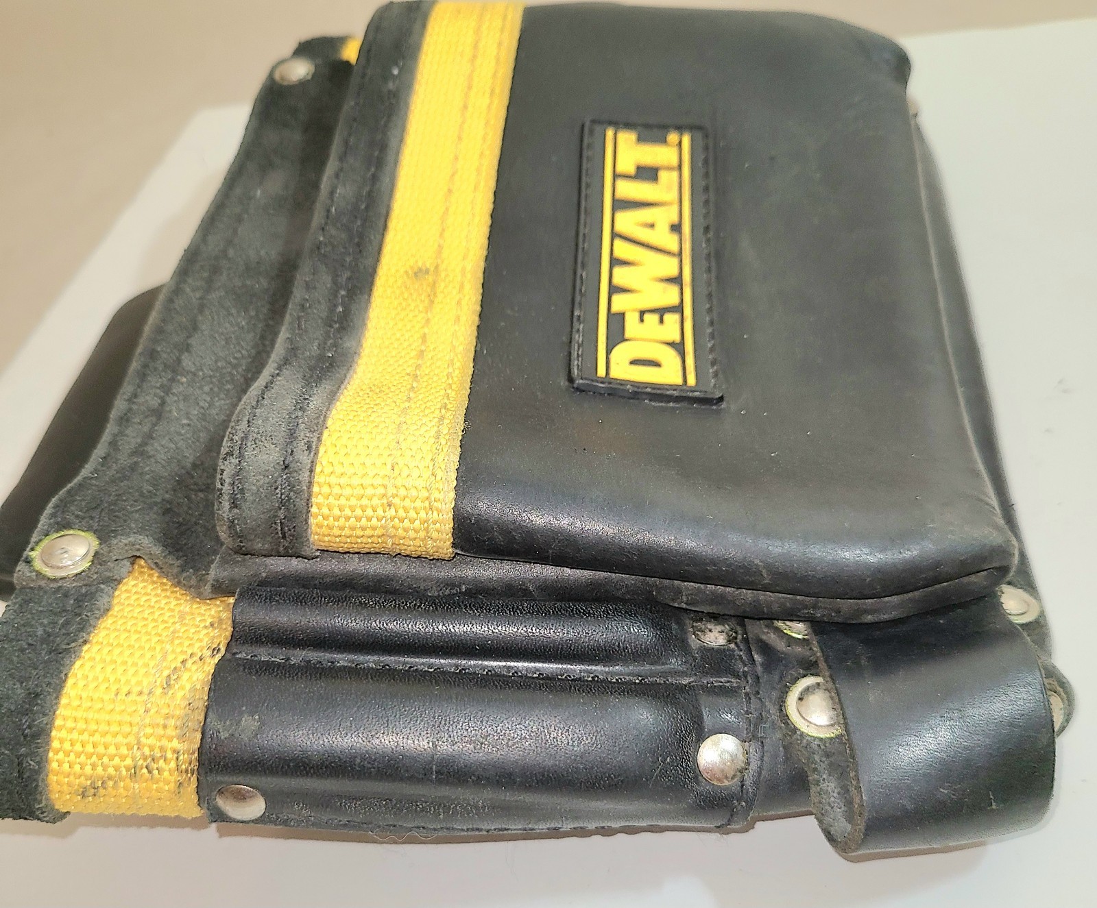 DeWalt D5107 Carpenter’s Heavy Duty Nail Bag Top Grain Leather
