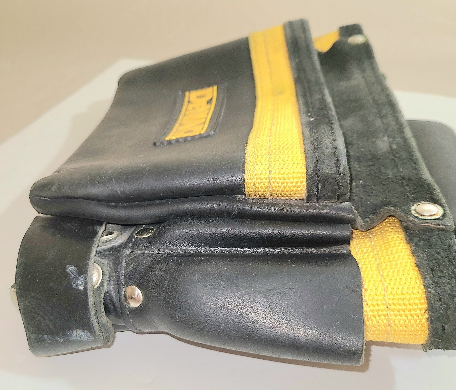 DeWalt D5107 Carpenter’s Heavy Duty Nail Bag Top Grain Leather