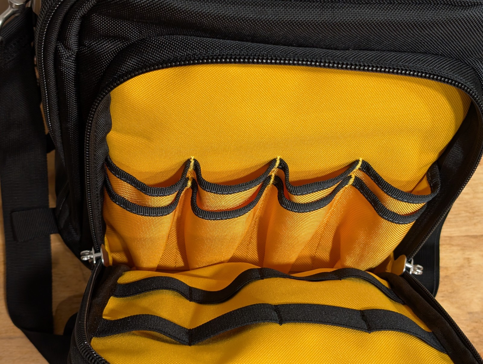 DeWALT (DWST08025) TOUGHSYSTEM 2.0 1680D 11″x 15″ in Compact Tool Bag 25 Pockets
