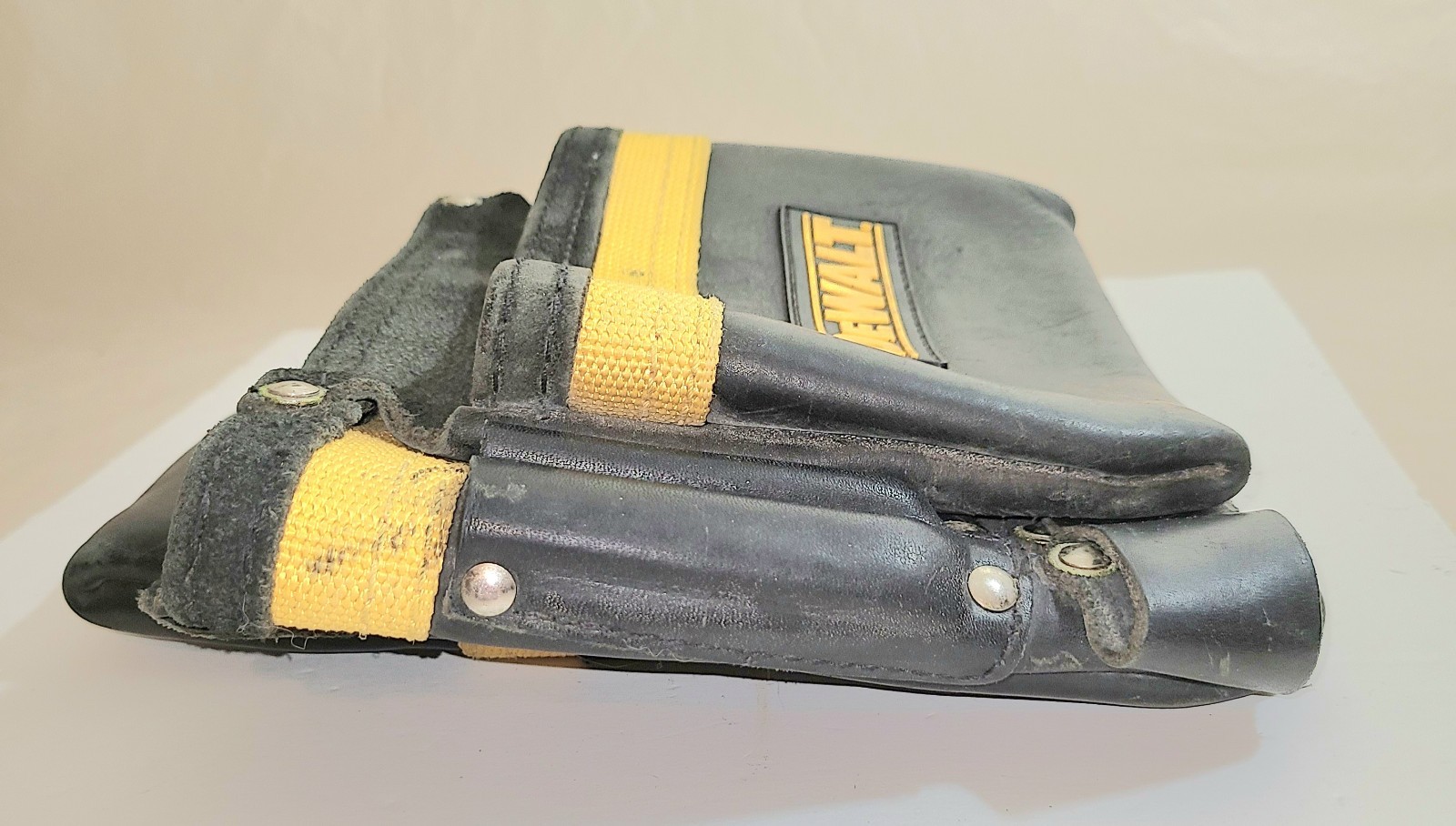 DeWalt D5107 Carpenter’s Heavy Duty Nail Bag Top Grain Leather