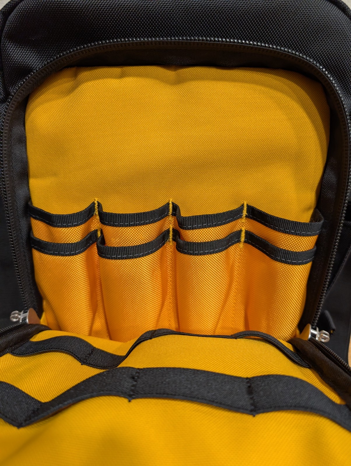 DeWALT (DWST08025) TOUGHSYSTEM 2.0 1680D 11″x 15″ in Compact Tool Bag 25 Pockets
