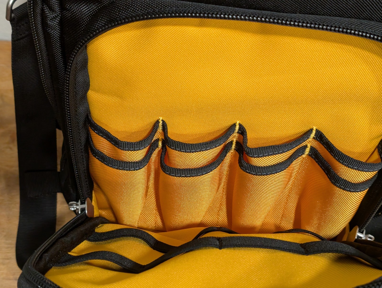 DeWALT (DWST08025) TOUGHSYSTEM 2.0 1680D 11″x 15″ in Compact Tool Bag 25 Pockets