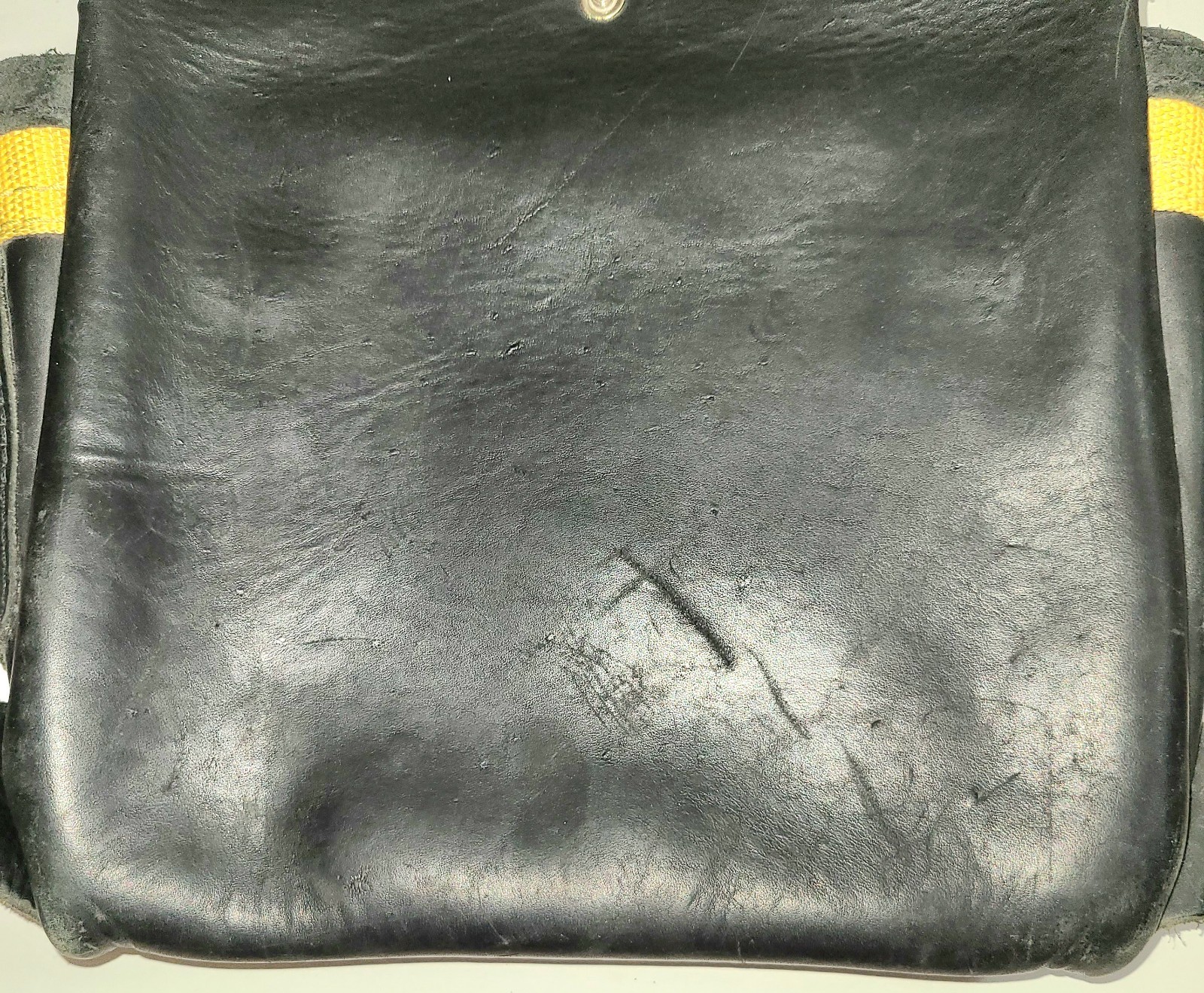 DeWalt D5107 Carpenter’s Heavy Duty Nail Bag Top Grain Leather