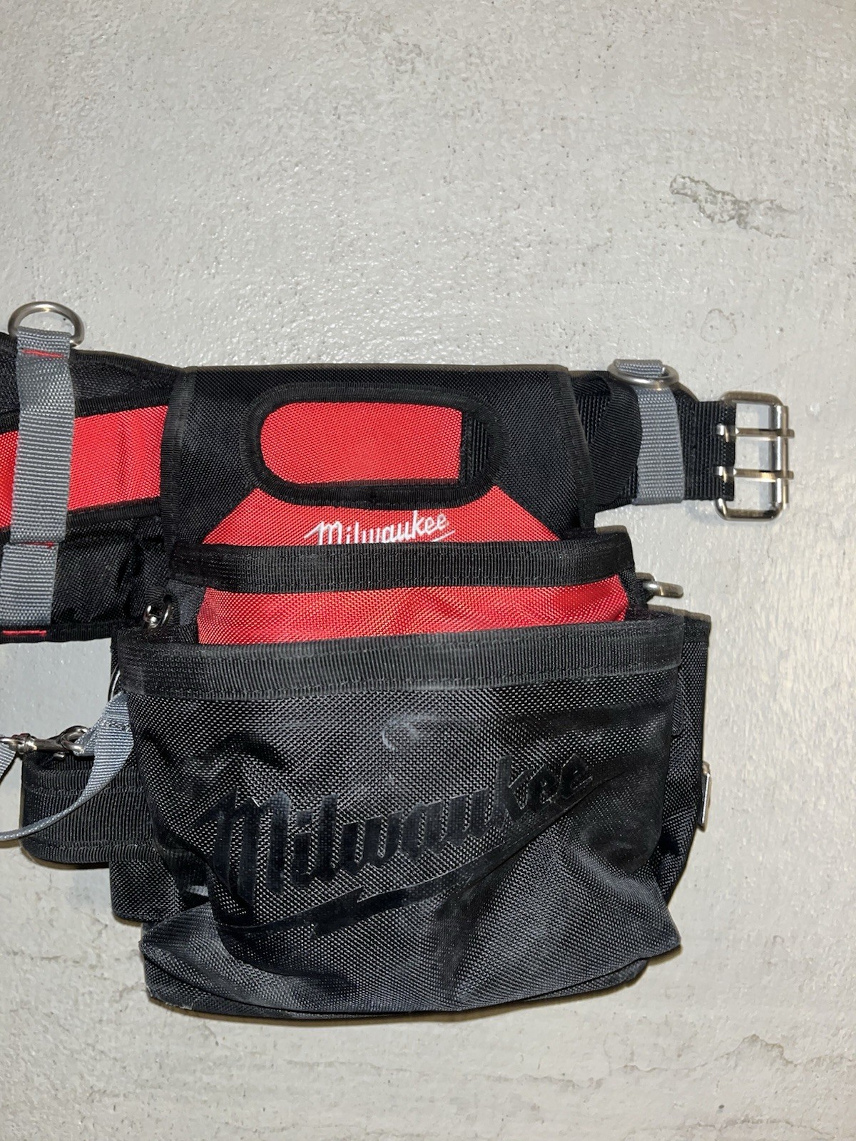 Milwaukee 48-22-8110 29-Pocket Electricians Adjustable Tool Bag Belt barley used