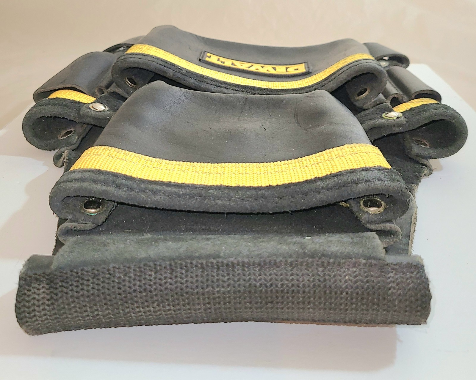 DeWalt D5107 Carpenter’s Heavy Duty Nail Bag Top Grain Leather