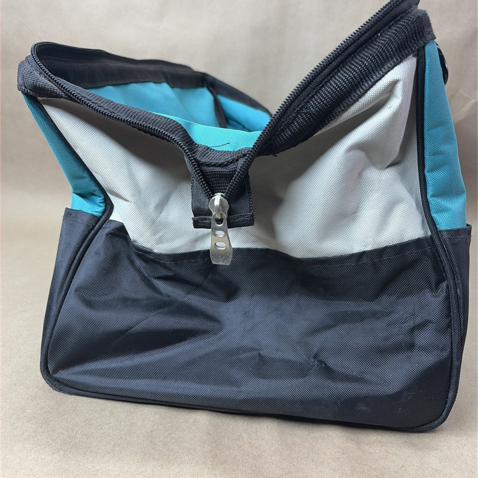 MAKITA 831271-6 21″x 12”x 11” Large Contractor Tool Bag w/ 10 Total Pockets