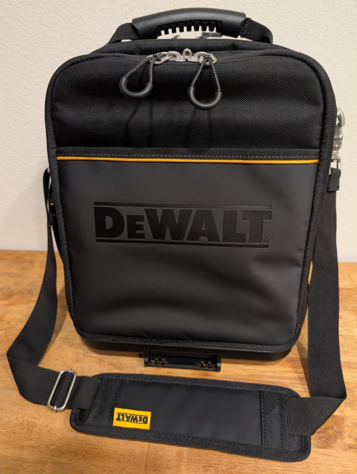 DeWALT (DWST08025) TOUGHSYSTEM 2.0 1680D 11″x 15″ in Compact Tool Bag 25 Pockets
