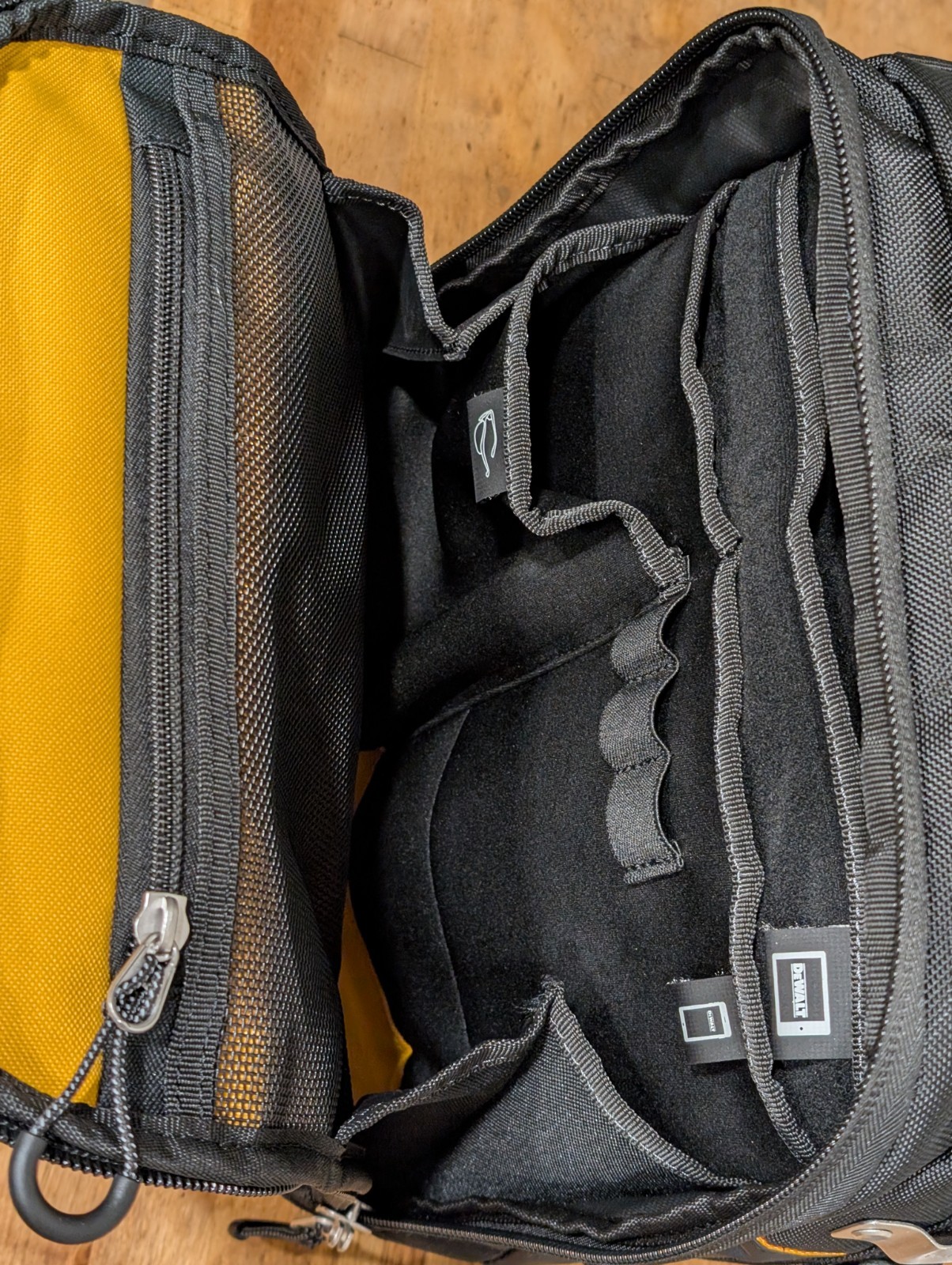DeWALT (DWST08025) TOUGHSYSTEM 2.0 1680D 11″x 15″ in Compact Tool Bag 25 Pockets