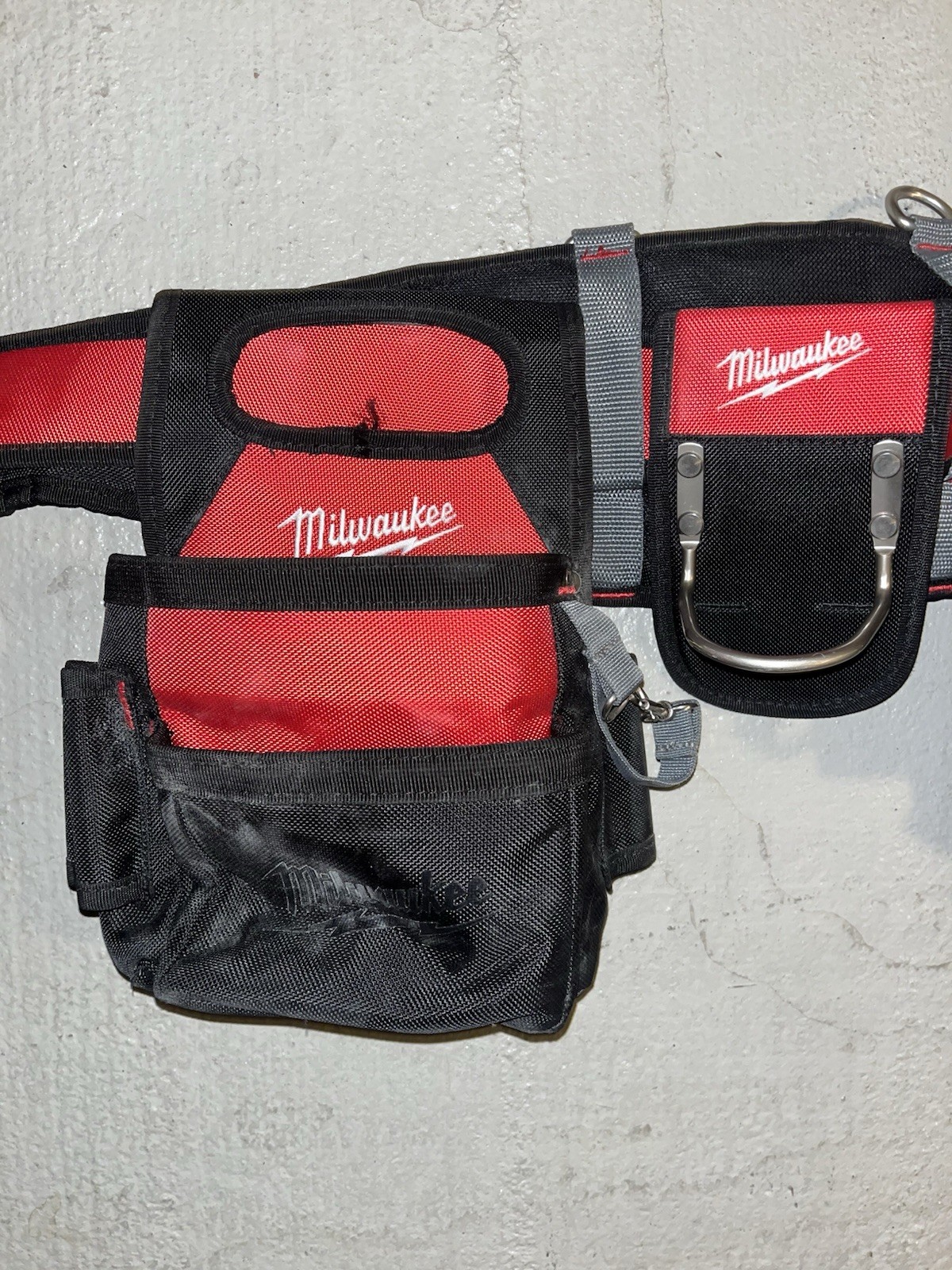 Milwaukee 48-22-8110 29-Pocket Electricians Adjustable Tool Bag Belt barley used