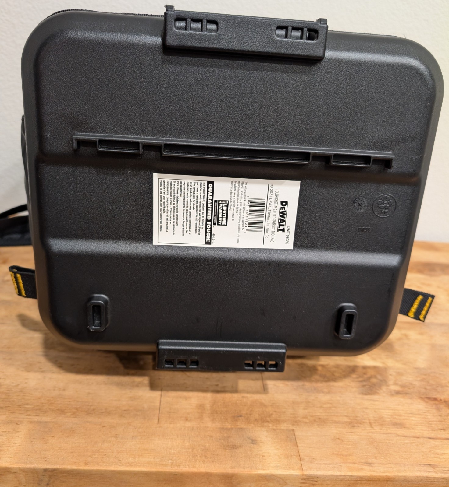 DeWALT (DWST08025) TOUGHSYSTEM 2.0 1680D 11″x 15″ in Compact Tool Bag 25 Pockets