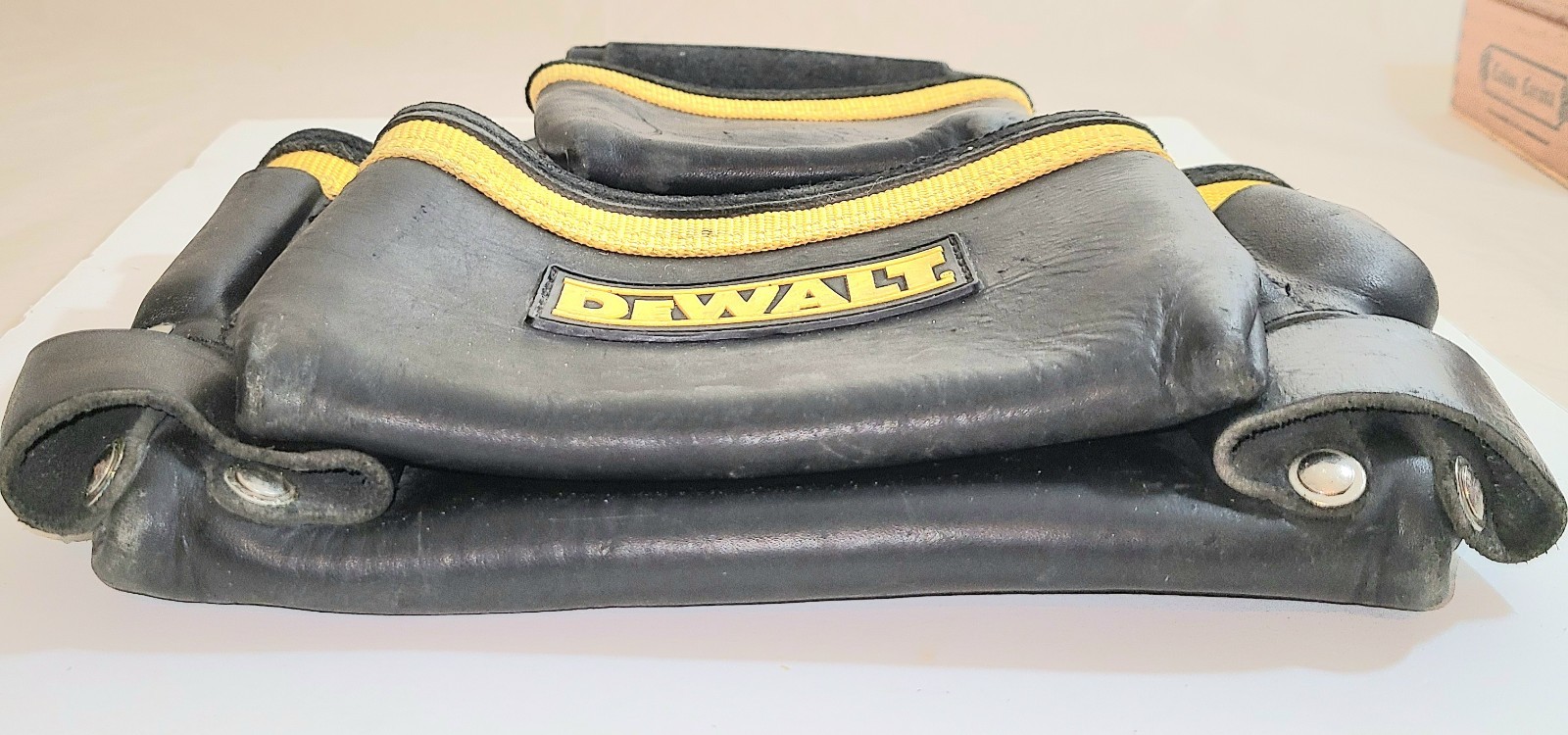 DeWalt D5107 Carpenter’s Heavy Duty Nail Bag Top Grain Leather