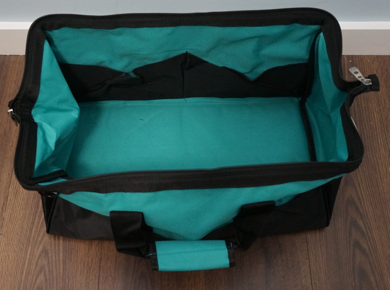 New! Large Makita Premium Contractor Tool Bag (21″ x 12″) [Model: 831271-6]