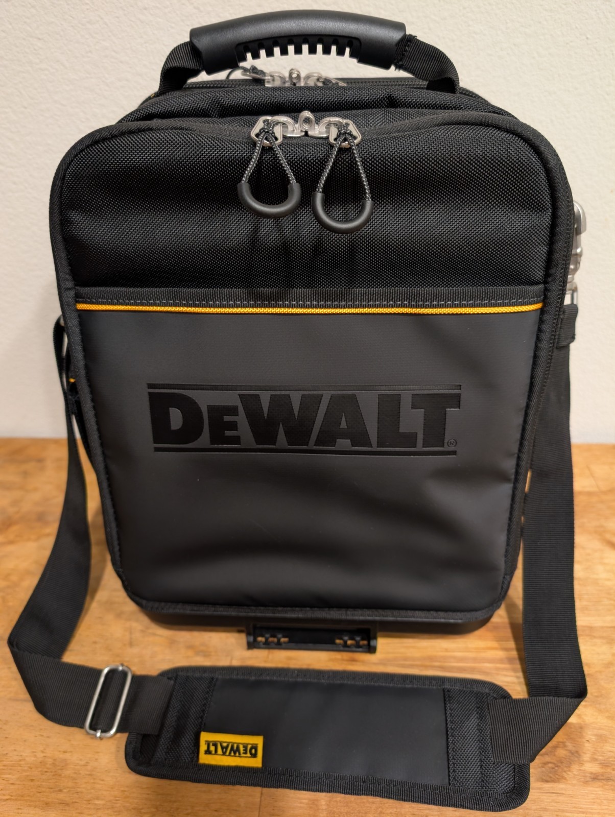 DeWALT (DWST08025) TOUGHSYSTEM 2.0 1680D 11″x 15″ in Compact Tool Bag 25 Pockets