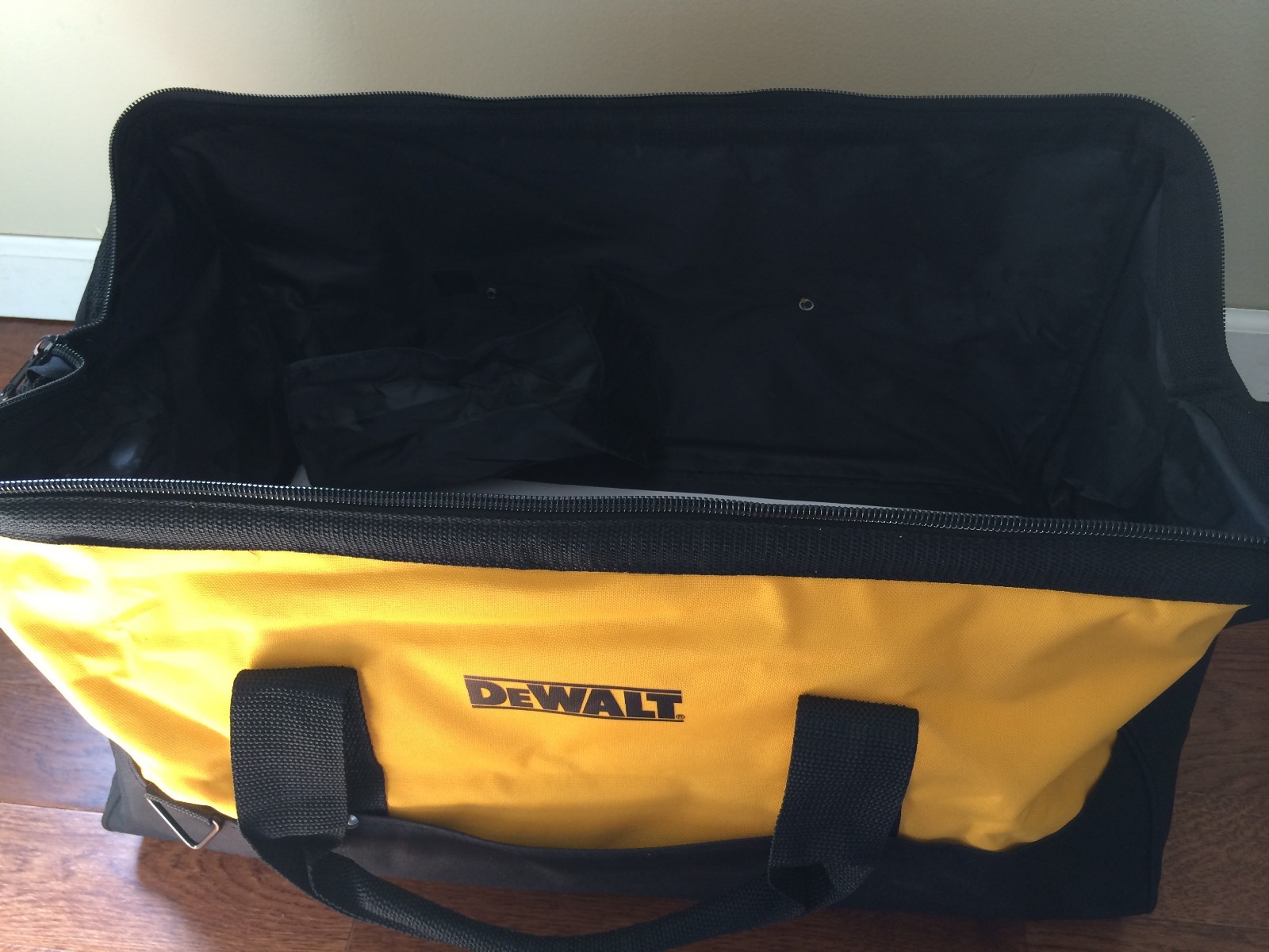 Brand New DeWALT Large Tool Bag Contractor Bag 24″x 12″x 12″ Made For 6 Tool Kit